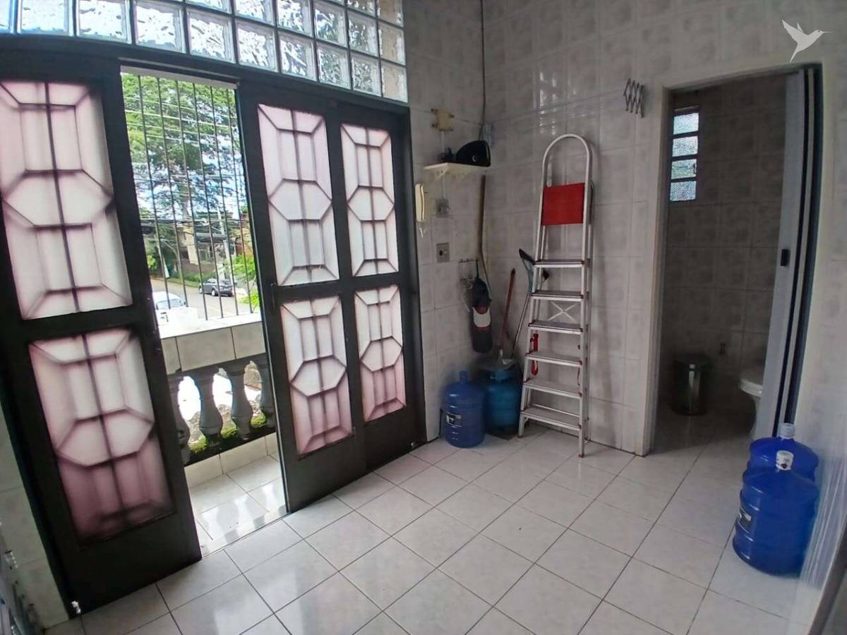 Sobrado à venda, com 3 quartos, 279m²